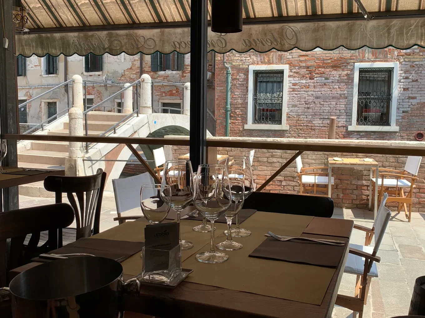 Ai Artisti trattoria interior with canal view through window, Dorsoduro Venice.webp