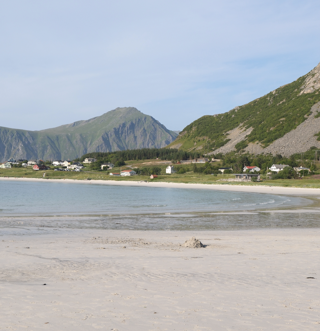 ramberg-beach-arctic-sand-mountains-lofoten.
