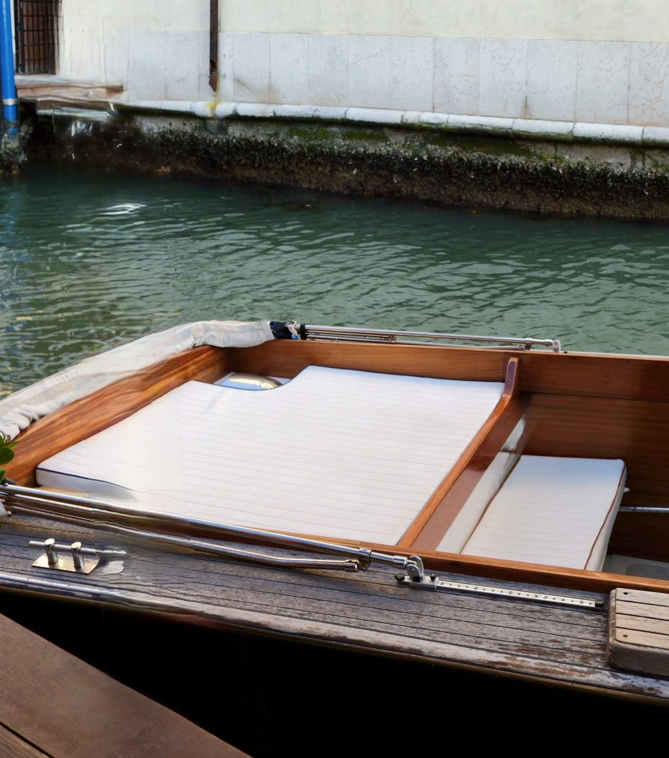 private-wooden-boat-venice-lagoon-luxury-tour