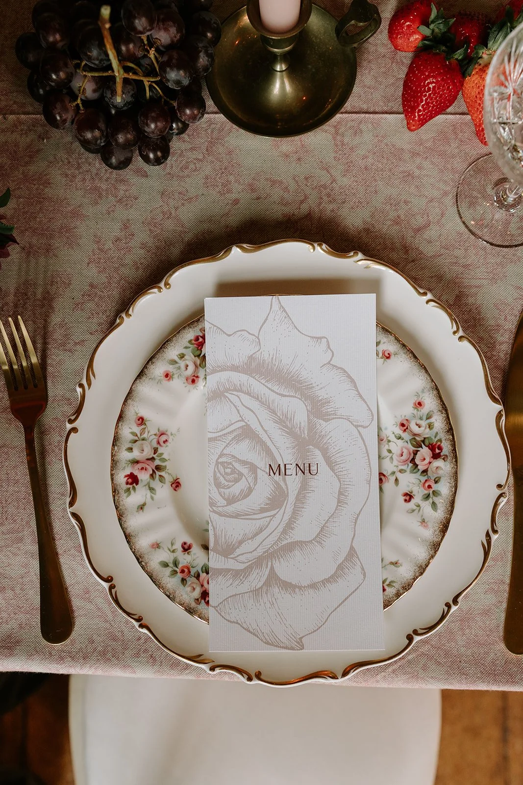 English-Rose-red-themed-wedding-table-menu.jpg