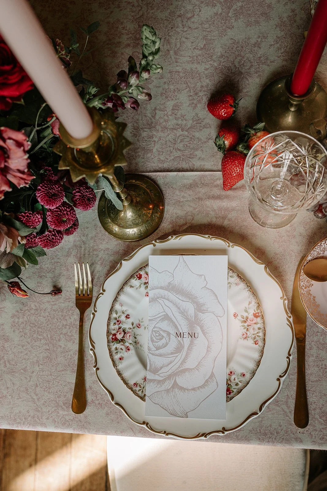English-Rose-red-themed-wedding-vintage-table-setting.jpg