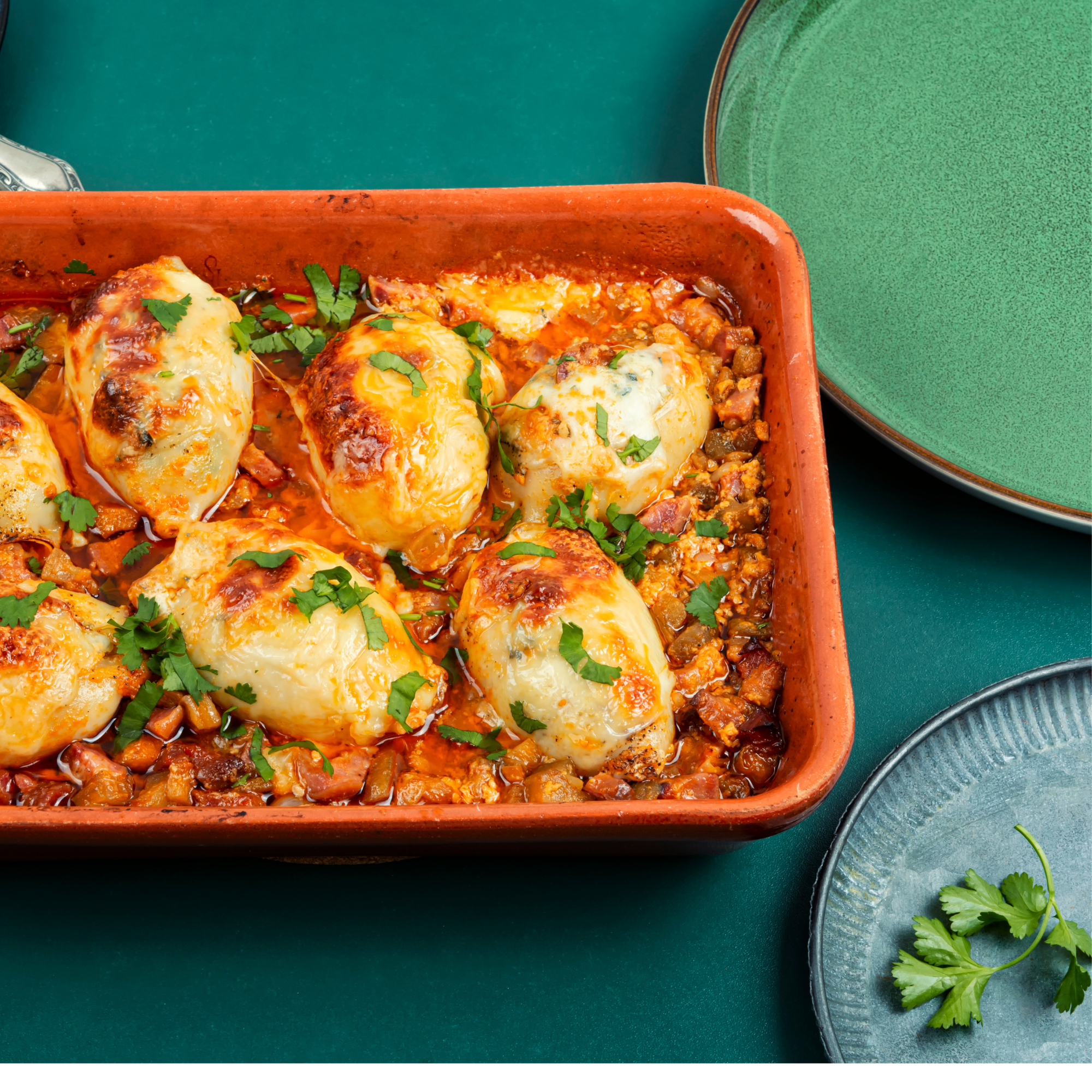 Encornets farcis d’hiver cuits au four, servis avec une fondue de légumes à la tomate