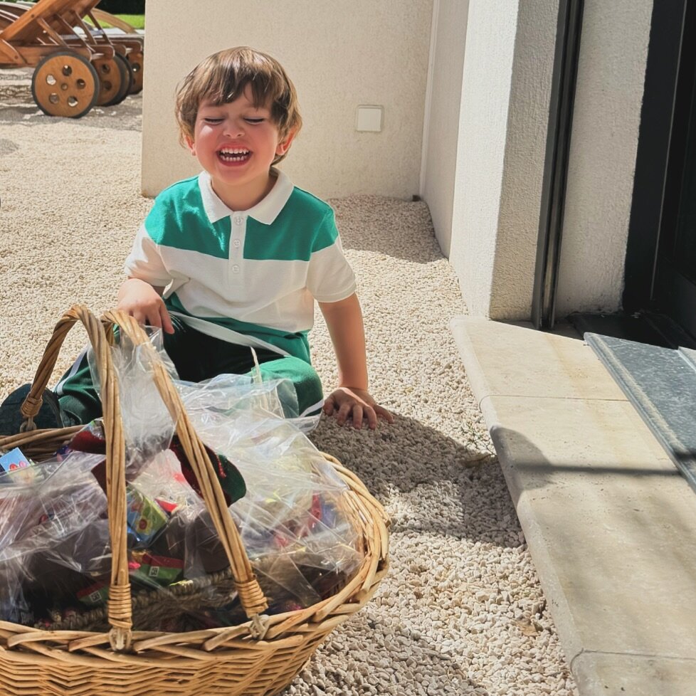 D&Eacute;FINITION DU BONHEUR EN UNE PHOTO ! C&rsquo;est bien le fils &agrave; sa m&egrave;re 🤗 Du chocolat , un b&eacute;b&eacute; heureux enfin b&eacute;b&eacute;&hellip; Depuis que je suis rentr&eacute;e de la maternit&eacute; Marcel me para&icirc