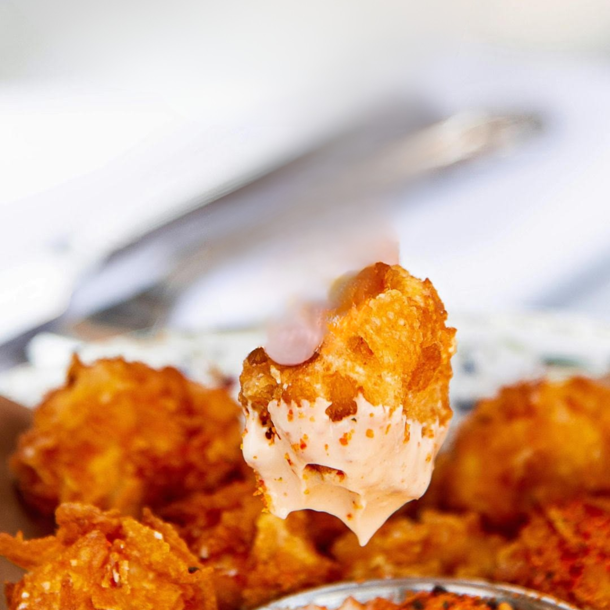 Bouchées croustillantes de chou-fleur pané, sauce paprika doux
