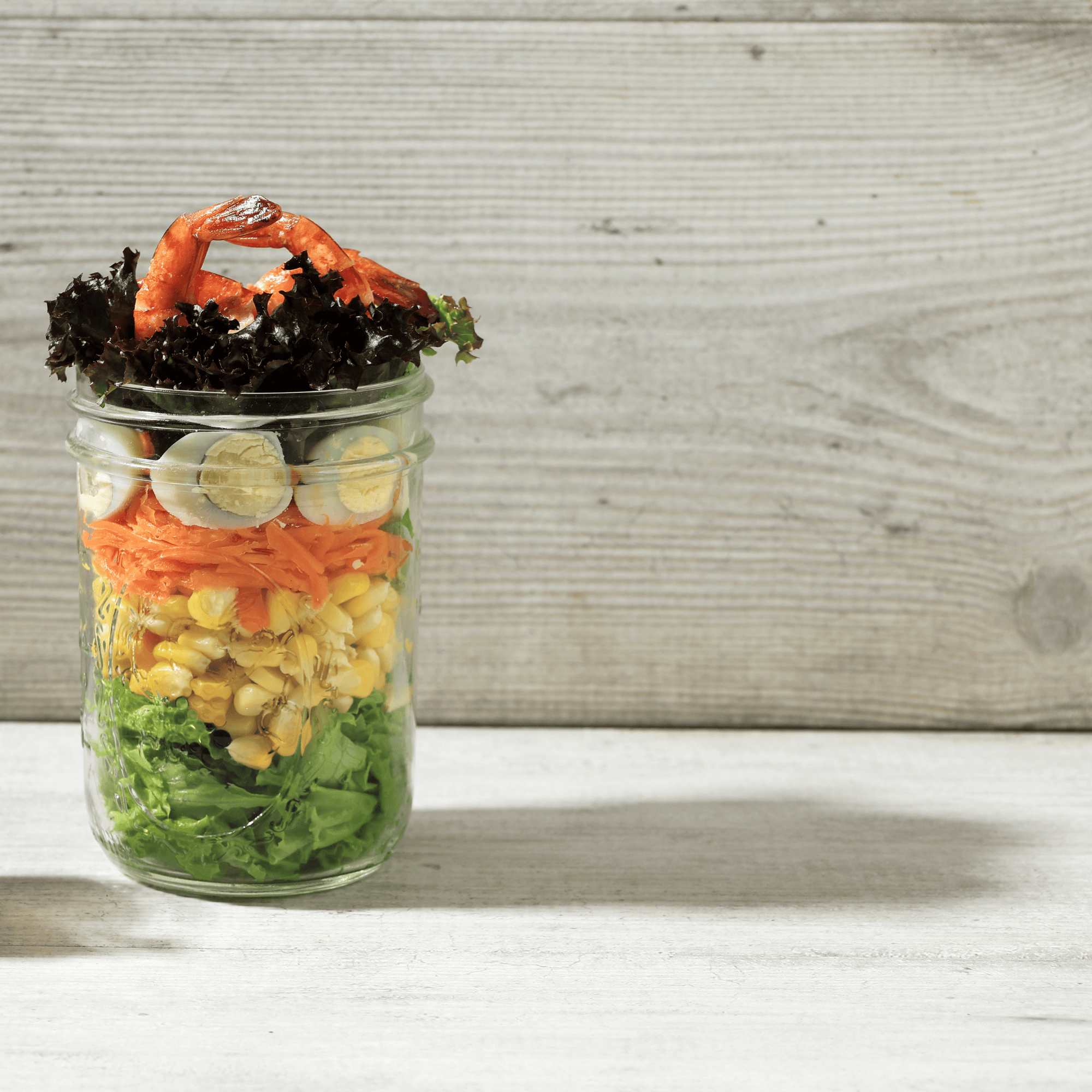 Salade en bocal aux crevettes, oeufs durs et maïs croquant 