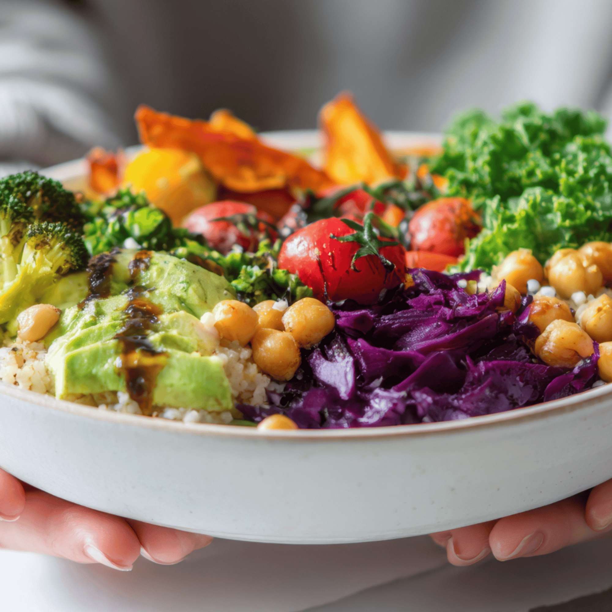 Winter glow bowl végétarien aux pois chiches, patate douce, chou rouge et brocoli vapeur, servi dans une assiette colorée et nourrissante.