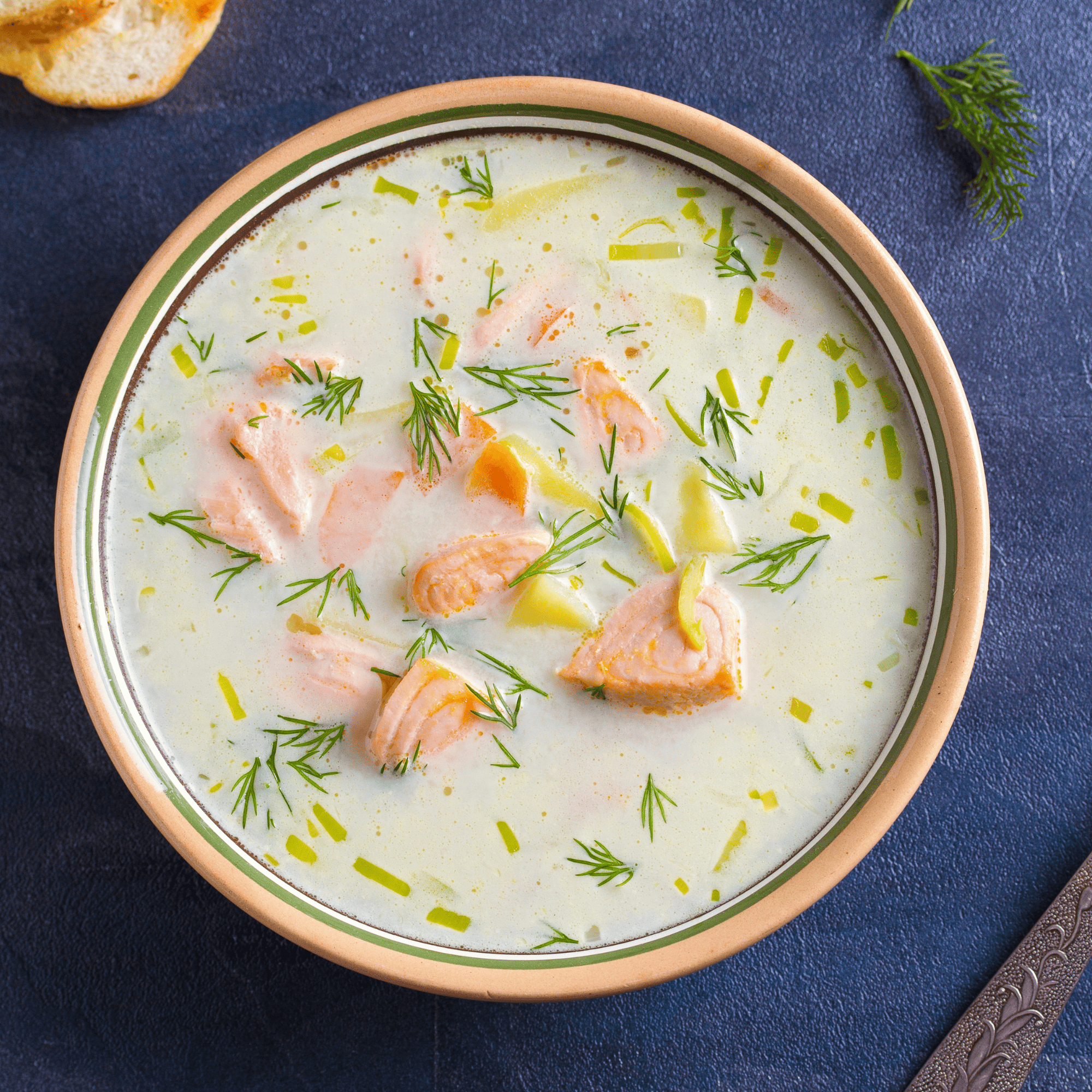 Bol de velouté de chou-fleur crémeux garni de saumon fumé et d’aneth