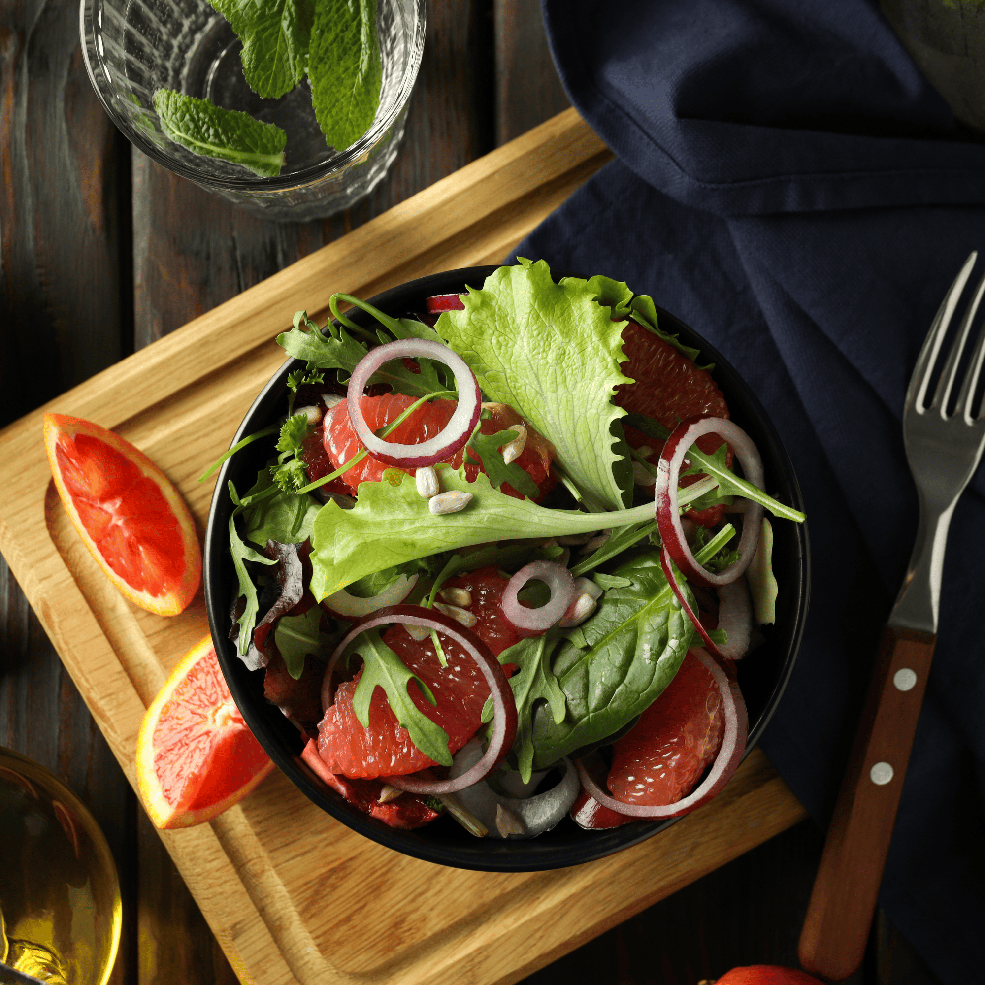 Salade de jeunes pousses, pamplemousse et oignons rouges