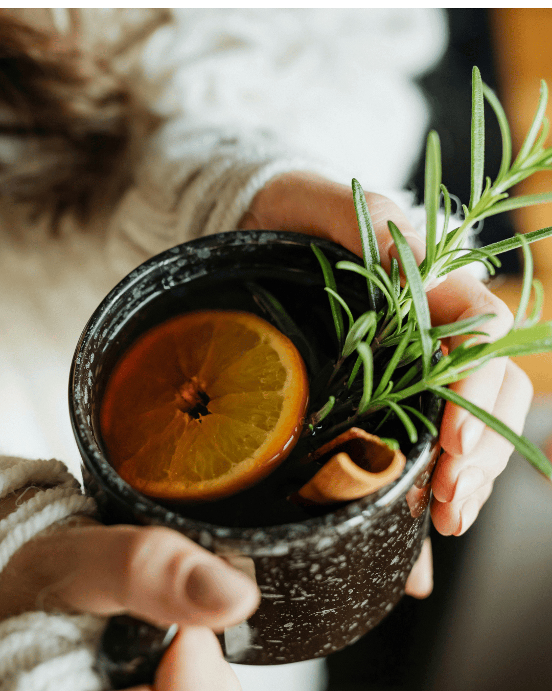 Infusion chaude à l’orange servie avec une tartine à la ricotta, poire et noix sur pain complet