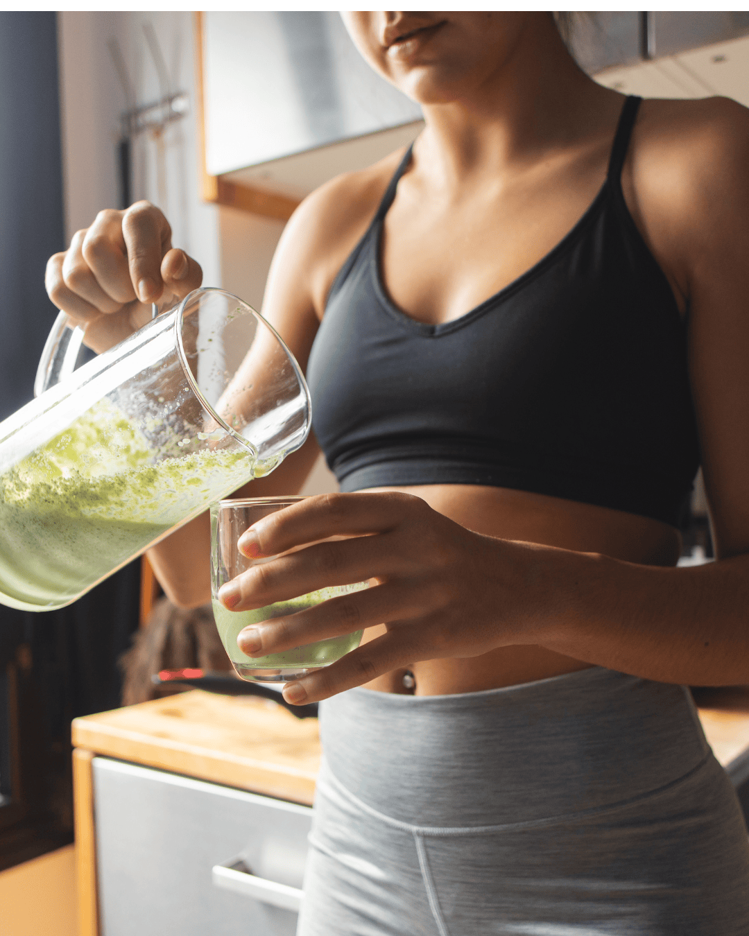 Smoothie vert maison aux épinards, poire et citron, servi dans un verre