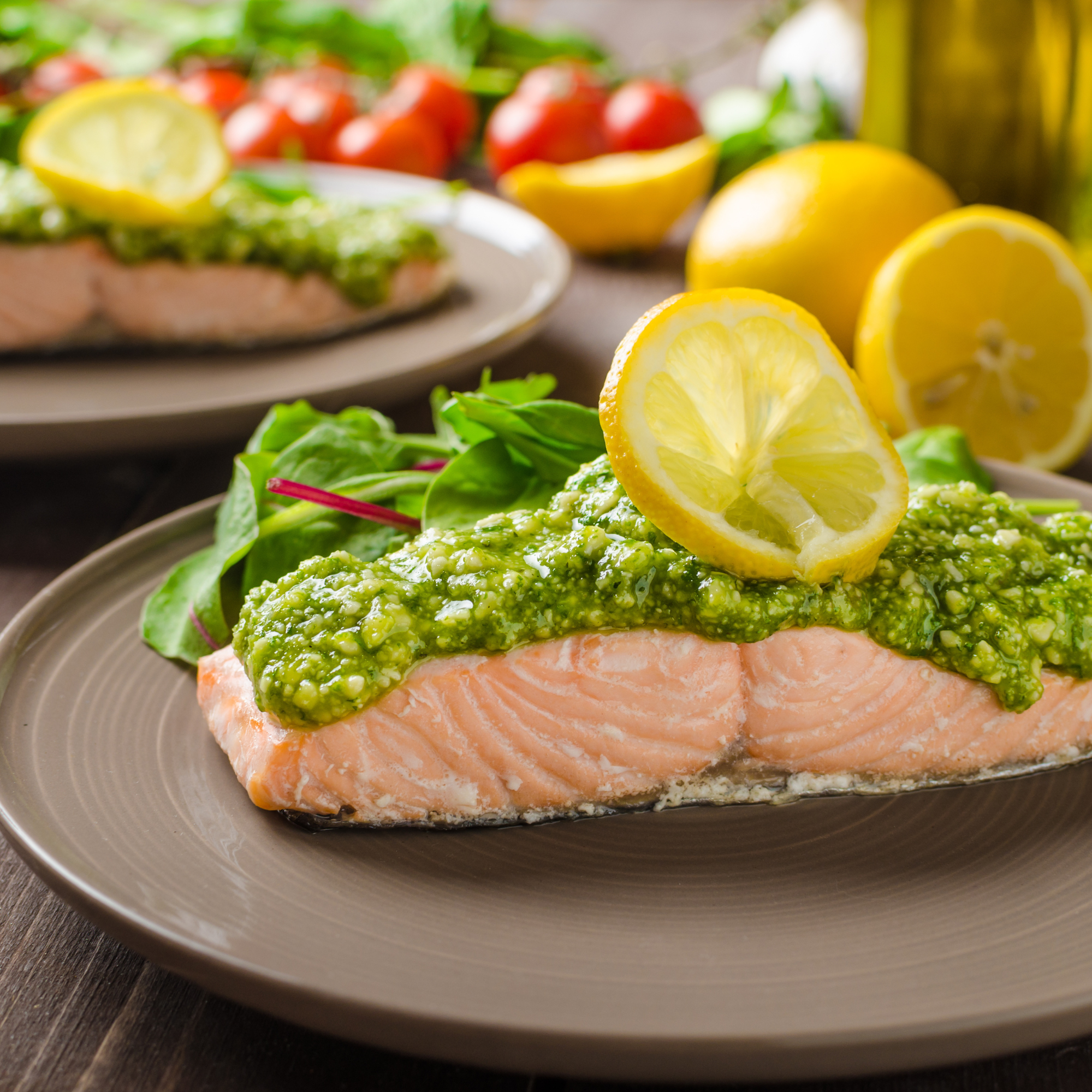 Pavé de saumon rôti au pesto d’herbes et citron, servi avec une salade verte