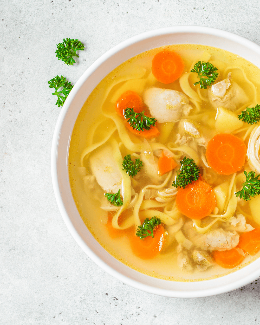 Soupe poulet carottes maison avec bouillon parfumé et tagliatelles fraîches