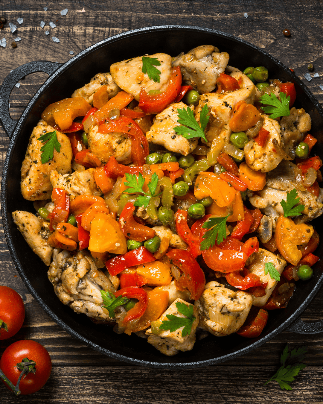 Sauté de poulet aux légumes fondants dans une poêle, plat rapide et coloré