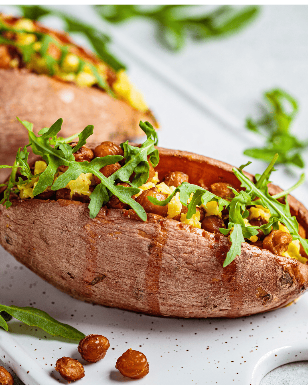 Patate douce farcie avec œuf brouillé, pois chiches et roquette