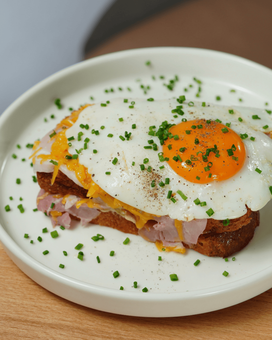 Croque-madame express avec œuf au plat, jambon et fromage fondu