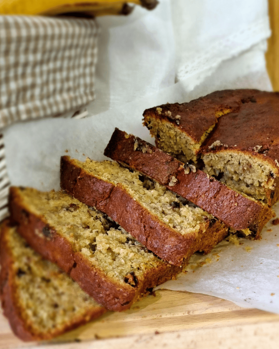 Tranches de cake moelleux à la banane, doré et rustique