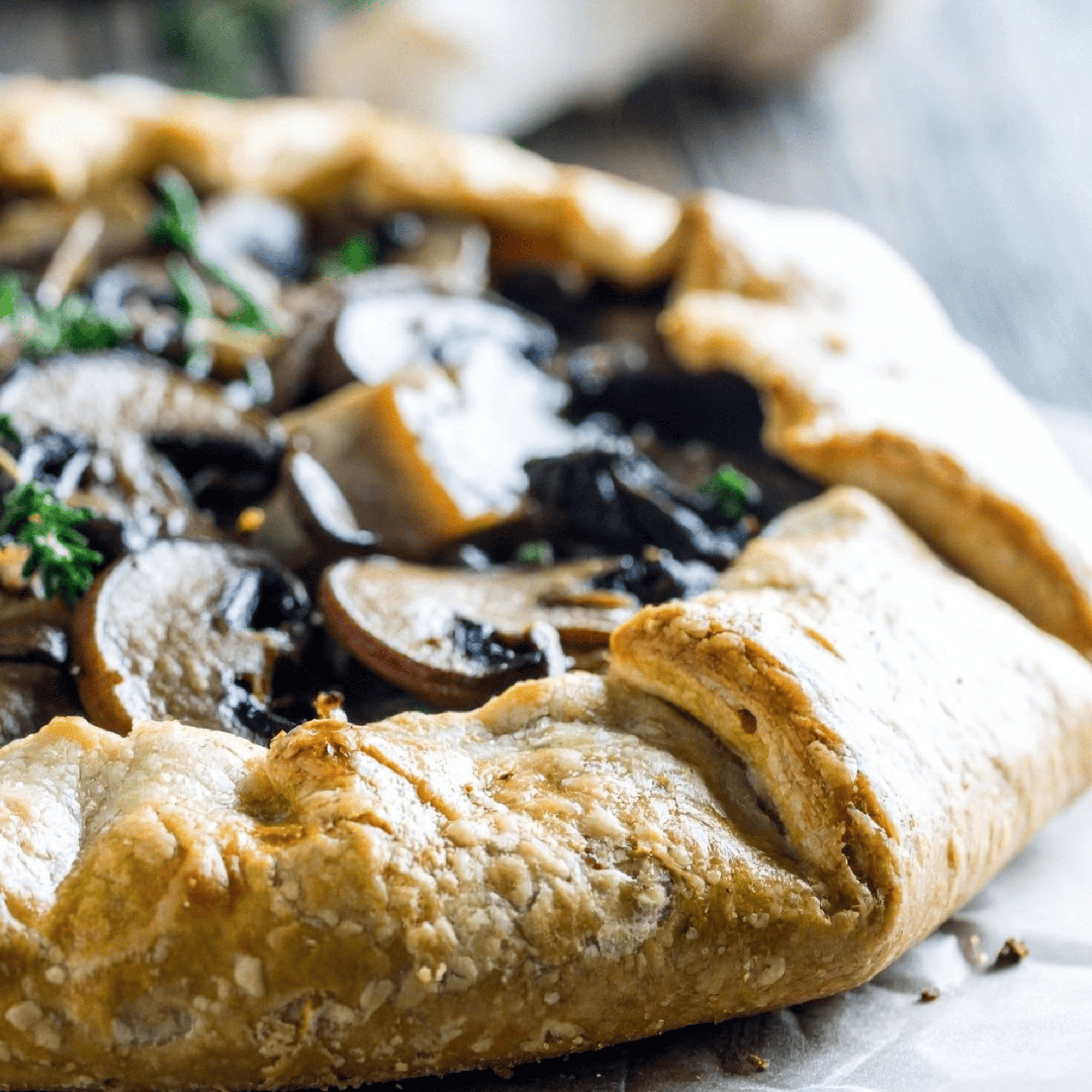 Tarte rustique aux champignons et herbes, cuite au four, bord doré replié à la main