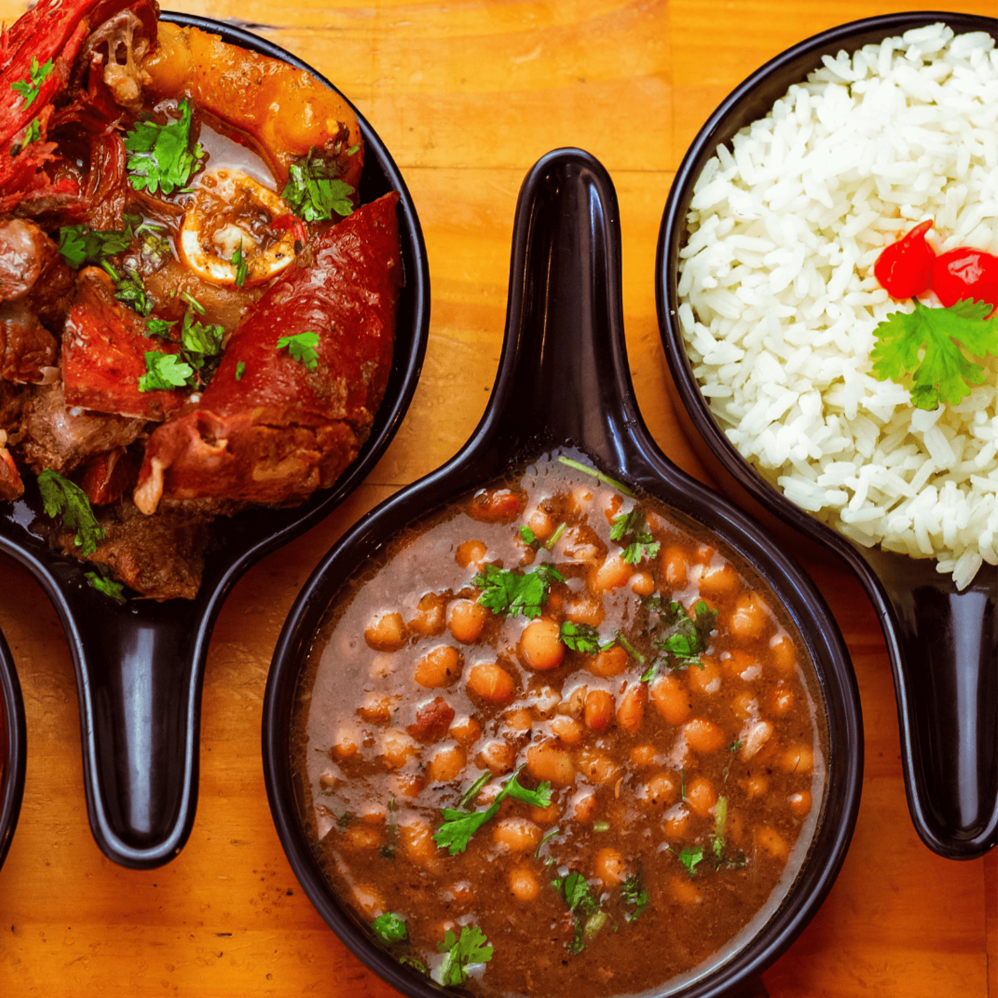 Bol avec ragoût de pois chiches mijoté aux tomates, servi avec riz basmati blanc, coriandre fraîche et assiette en bois