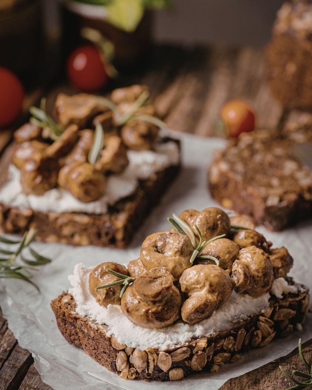 Tartine croustillante avec ricotta, champignons dorés et crème, servie chaude sur assiette en bois