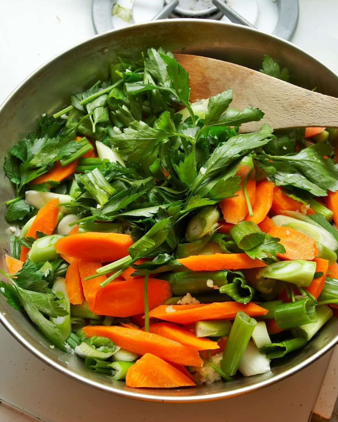 Poêlée express carottes et cébettes au persil frais 