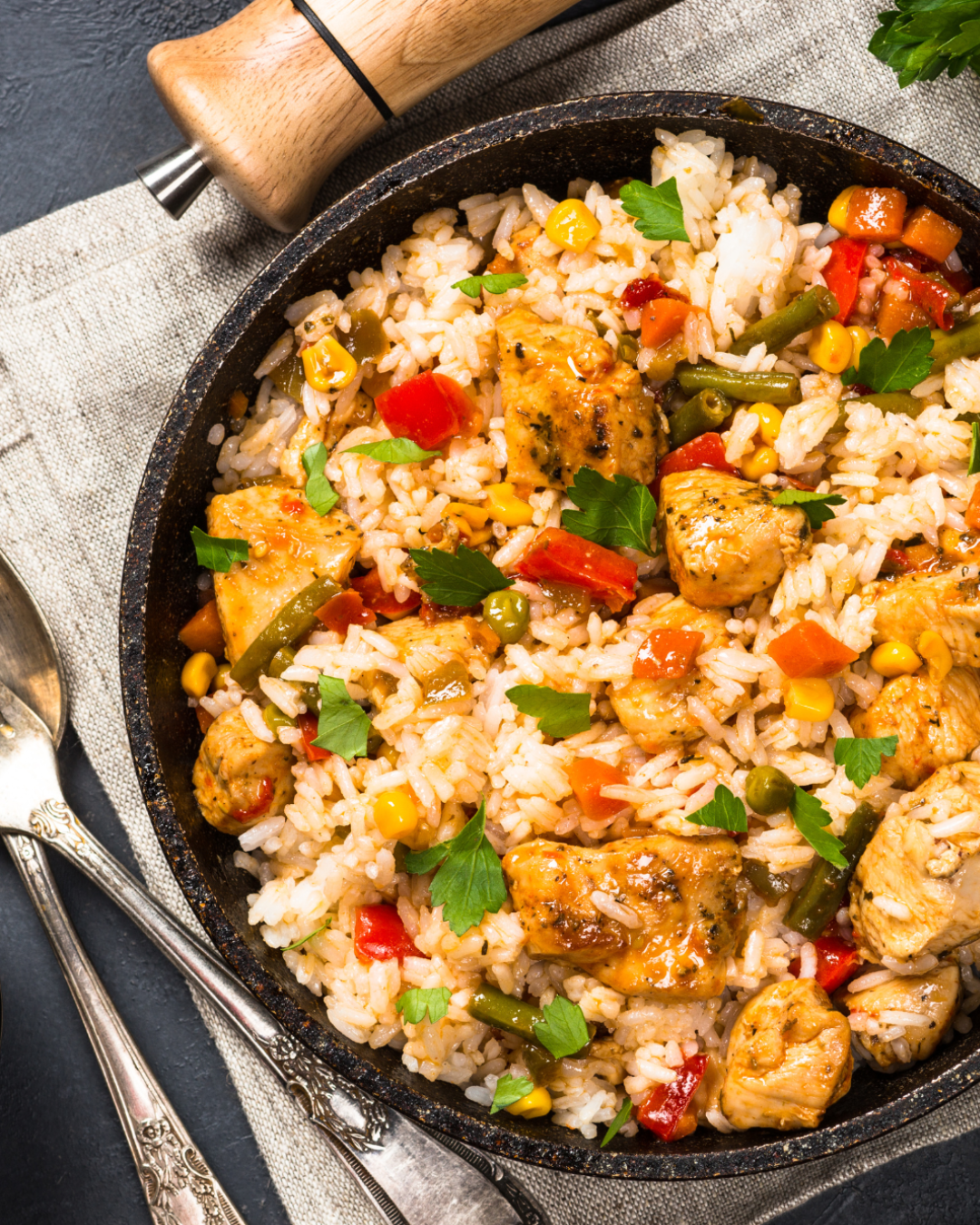 Riz sauté au poulet et légumes du placard