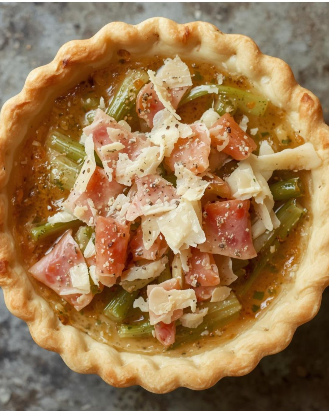 Tartelette tatin salée aux poireaux fondants, poitrine fumée et copeaux de parmesan