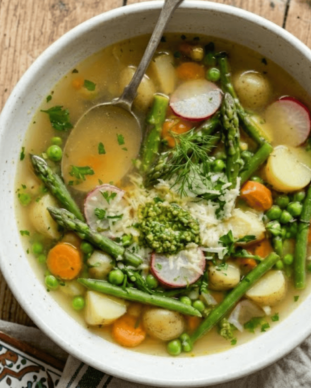 Soupe printanière aux légumes verts, parmesan et pesto