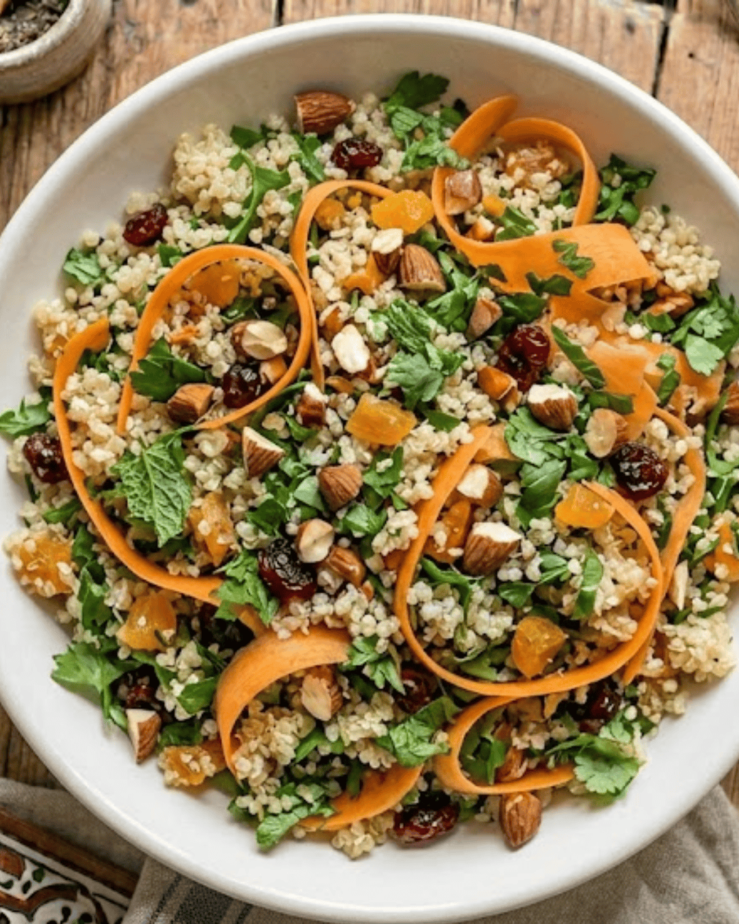 Salade de quinoa avec carottes en lamelles, amandes et herbes fraîches