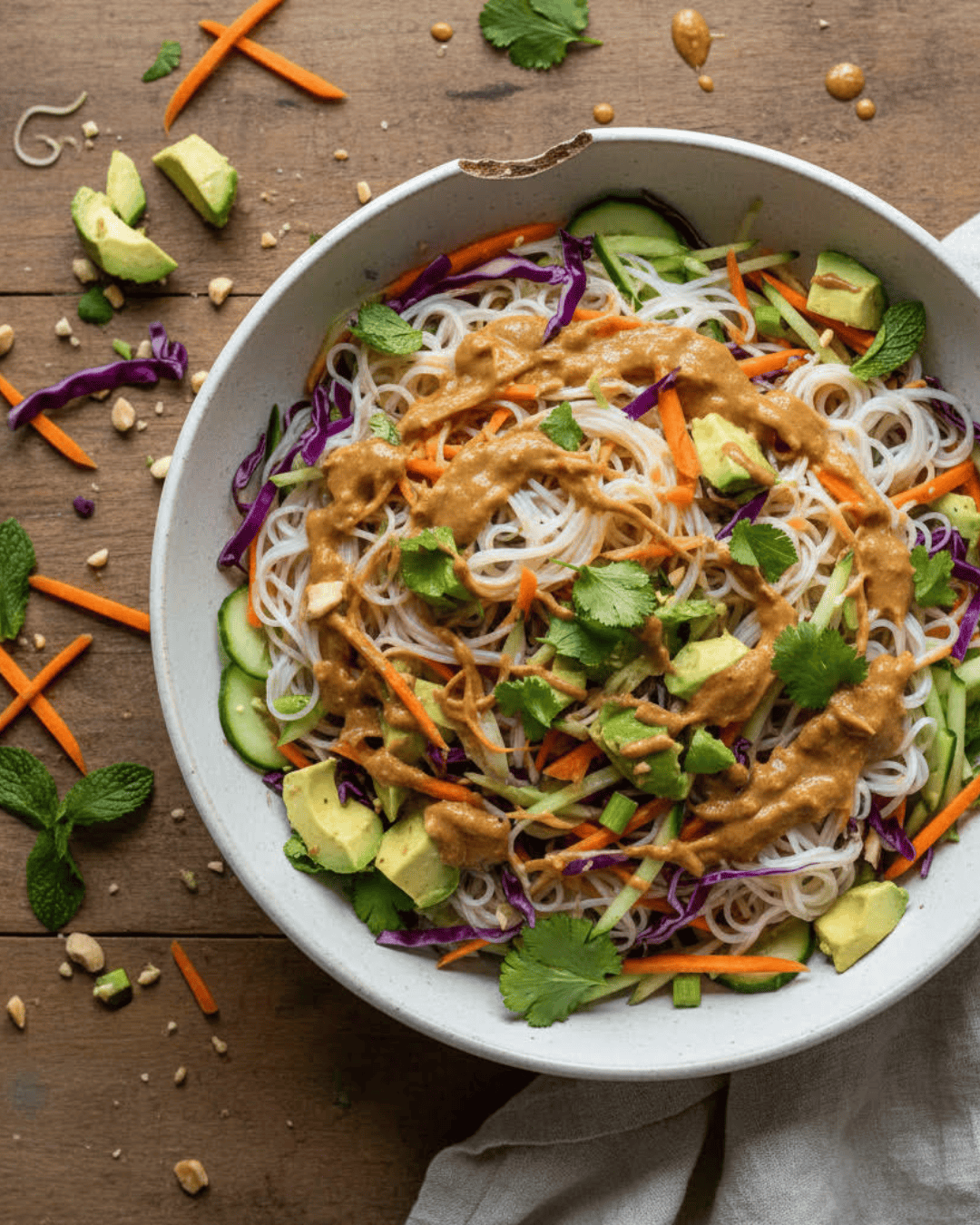 Salade de vermicelles légumes croquants et sauce cacahuètes