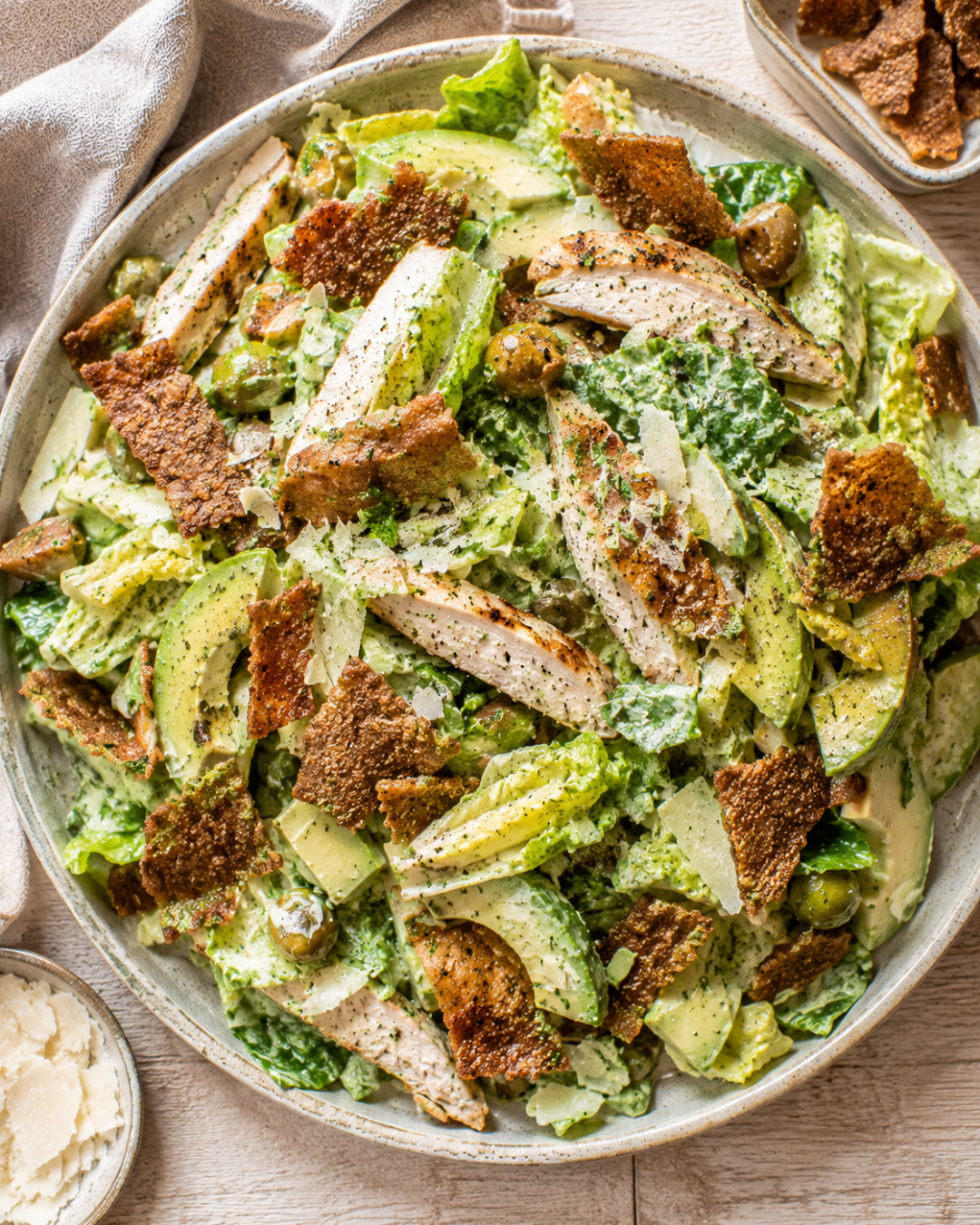Salade façon César au pesto avec poulet, avocat et chips croustillantes de sarrasin.