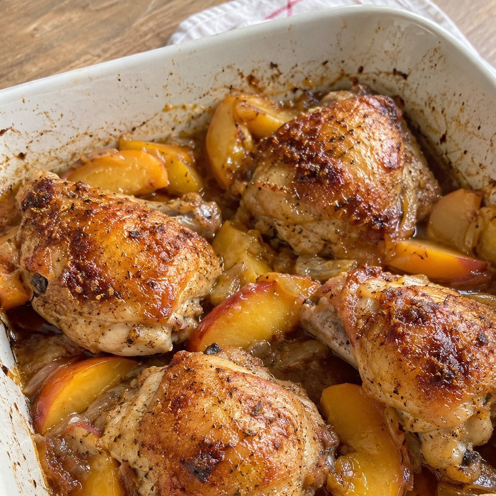 Poulet aux pêches et à l'oignon