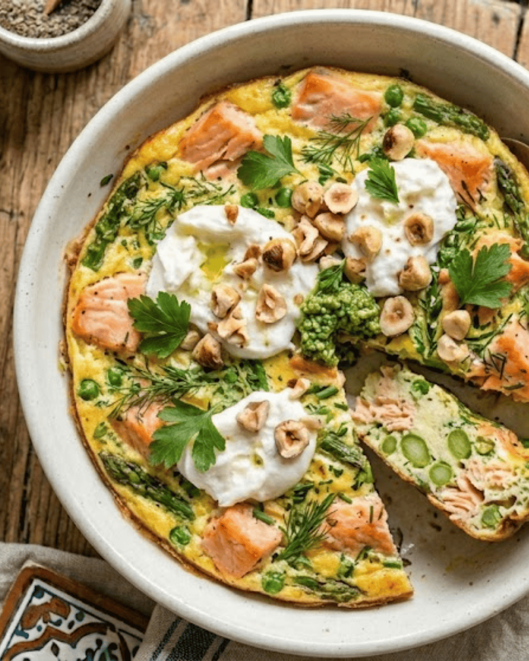 Frittata au saumon avec asperges vertes et herbes fraîches.