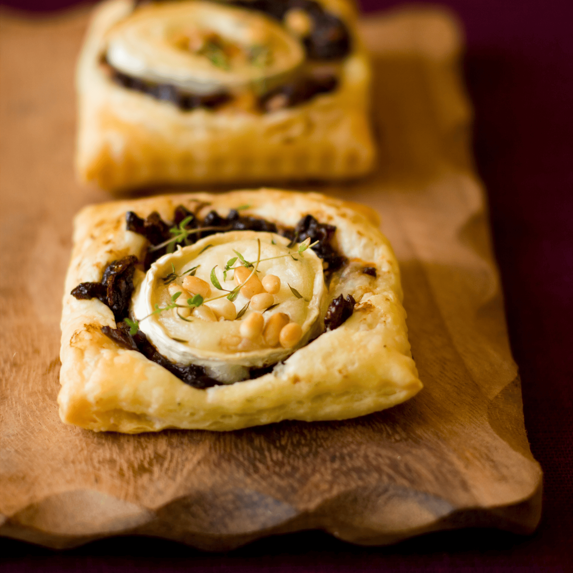 Feuilleté au chèvre fondant et oignons rouges caramélisés sur pâte croustillante
