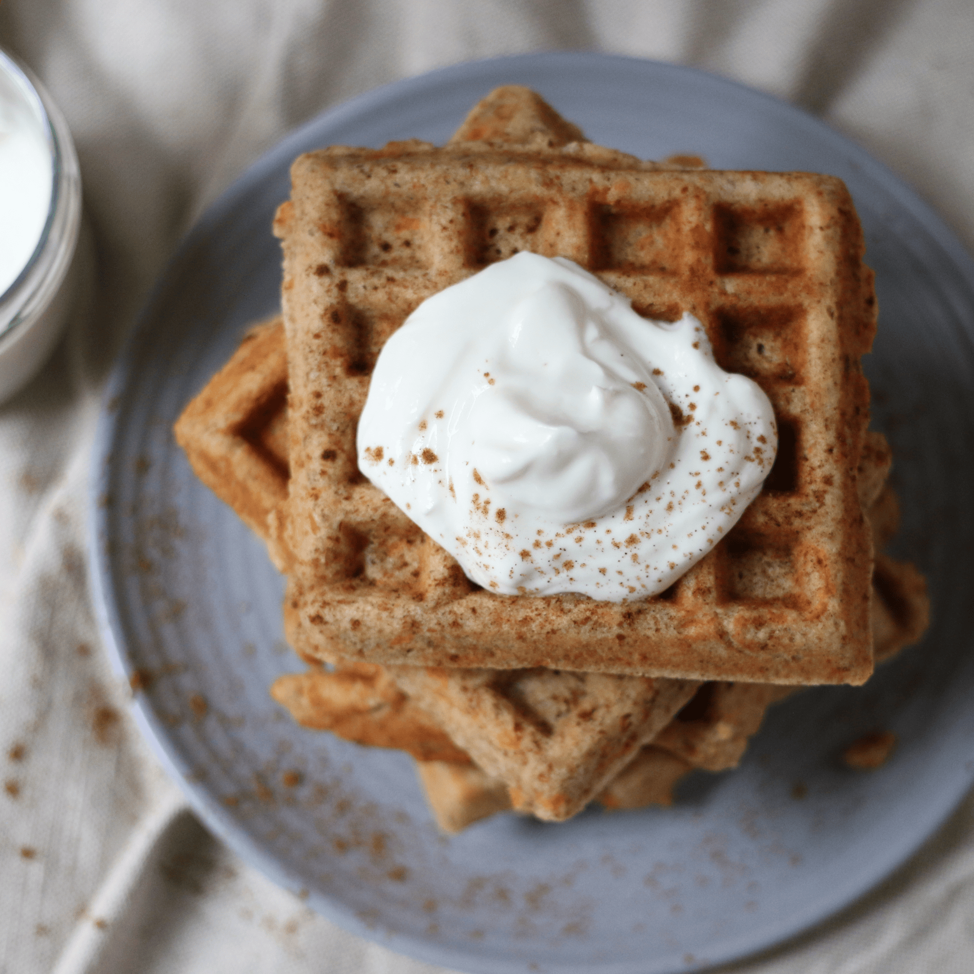Gaufres salées croustillantes au fromage et carottes, servies avec une cuillère de yaourt