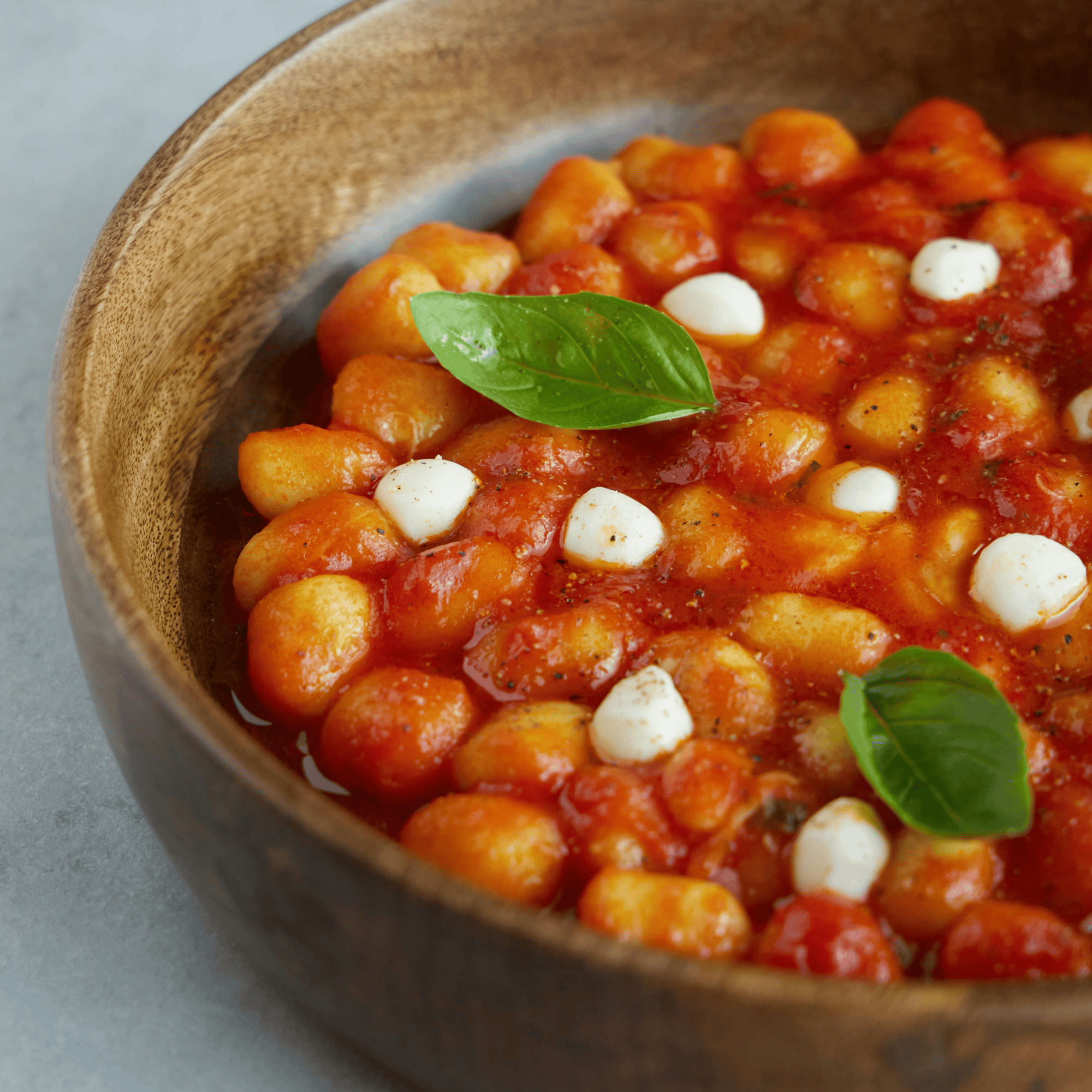 Assiette de gnocchis rôtis au four avec tomates cerises confites et mozzarella fondante