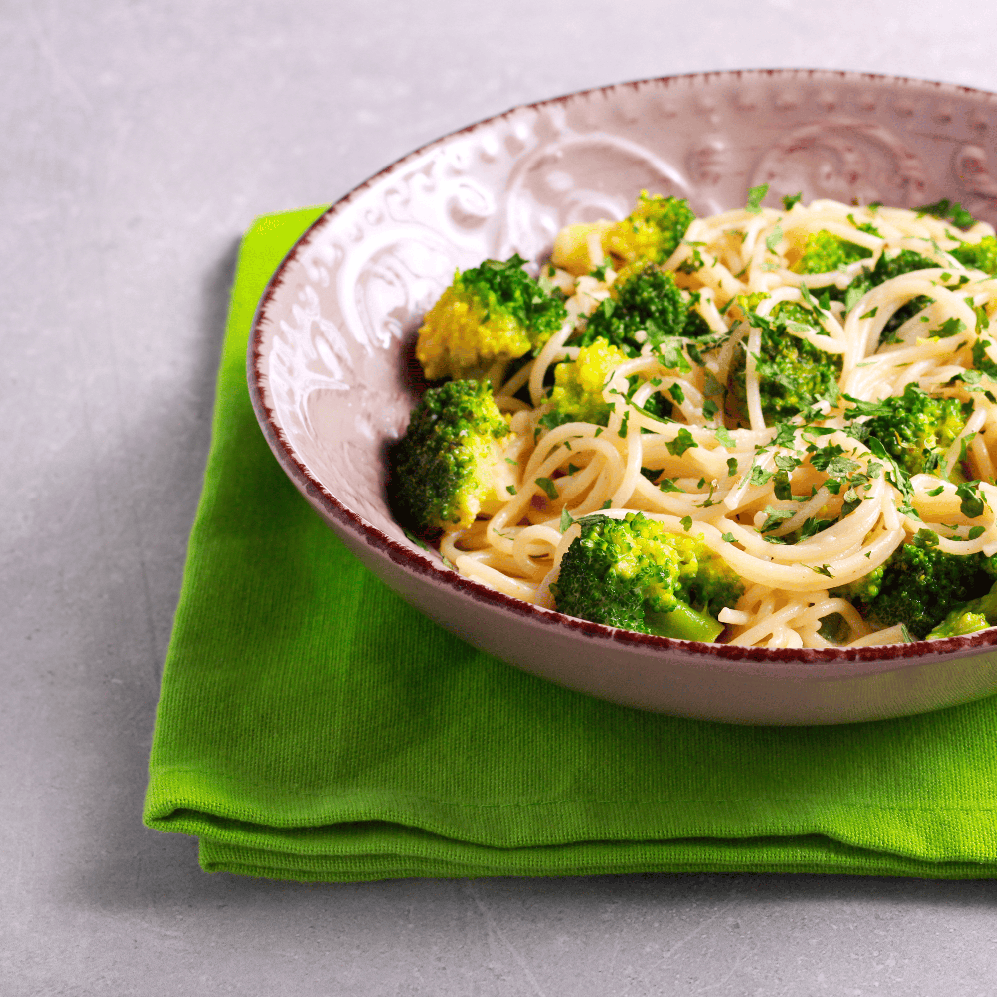 Linguine aux brocolis rôtis et tomates séchées, servies avec parmesan et persil frais