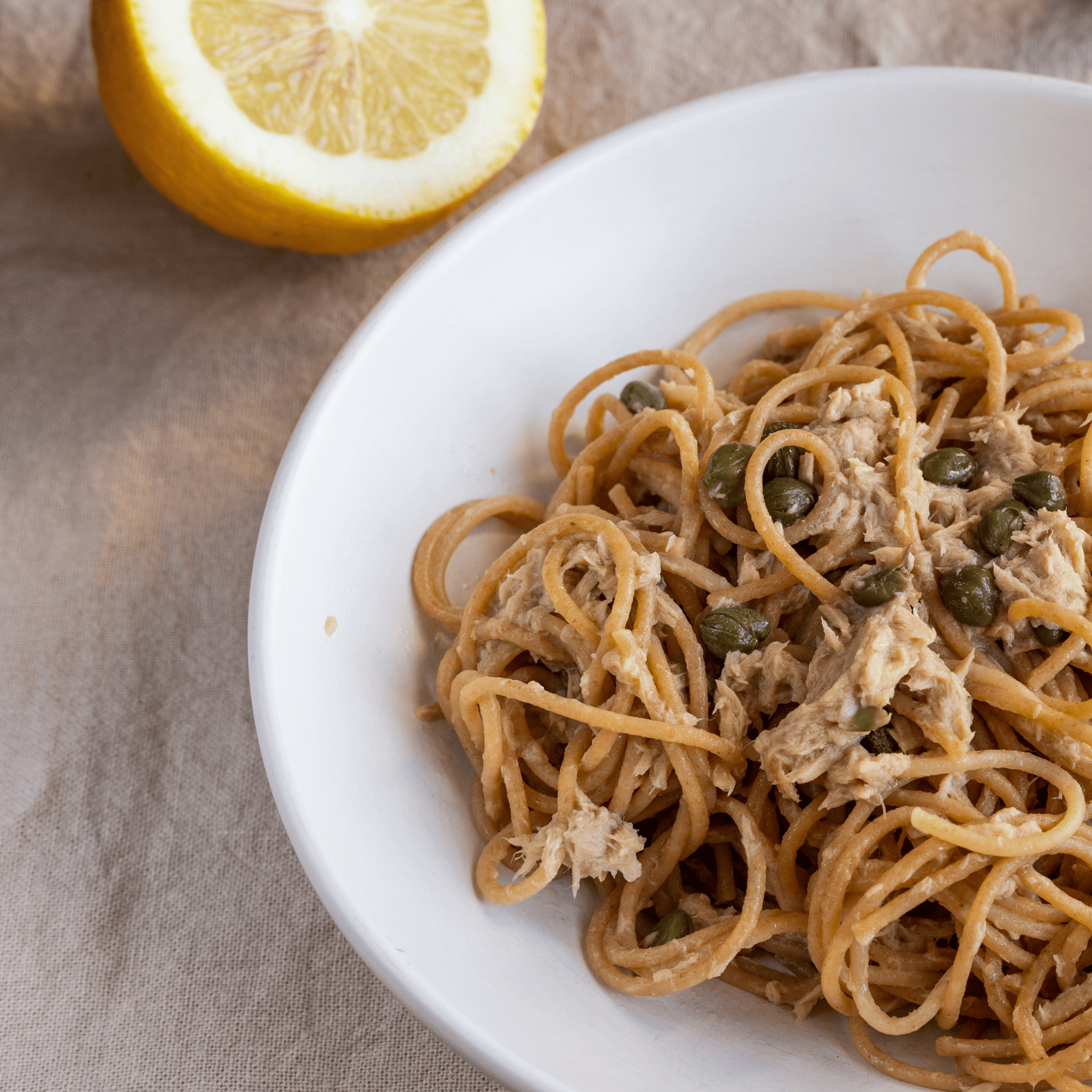 Pâtes nappées de sauce au thon, câpres et citron, recette rapide et fraîche
