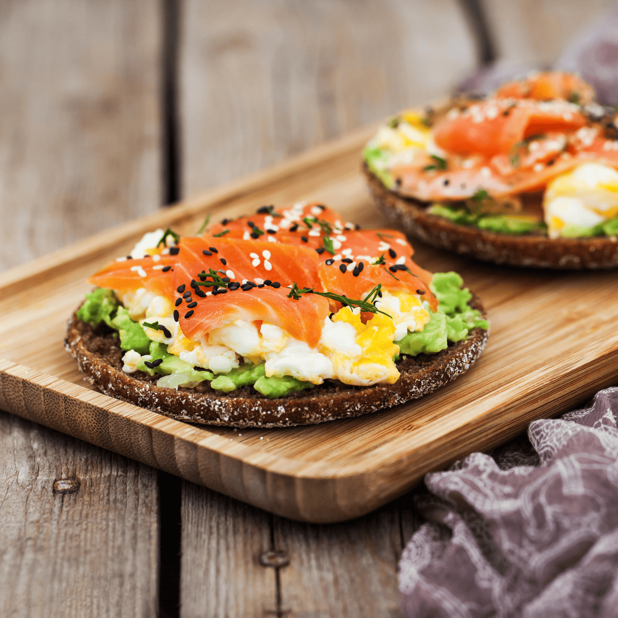 Tartine gourmande - avocat, oeuf brouillé et truite fumée