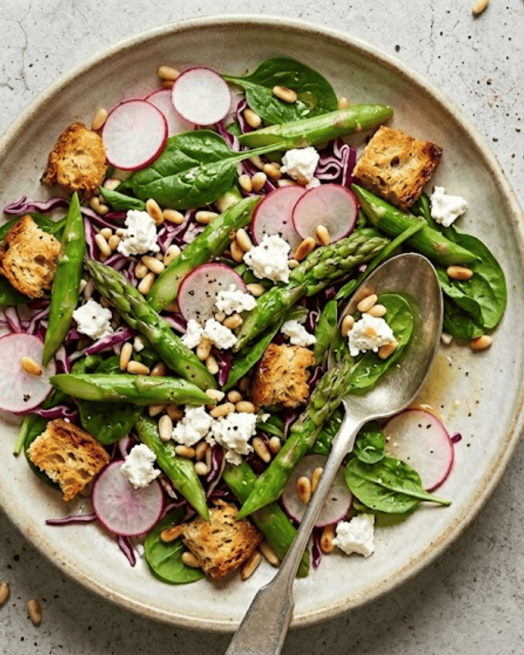 Salade printanière asperges, radis, feta et croutons dorés