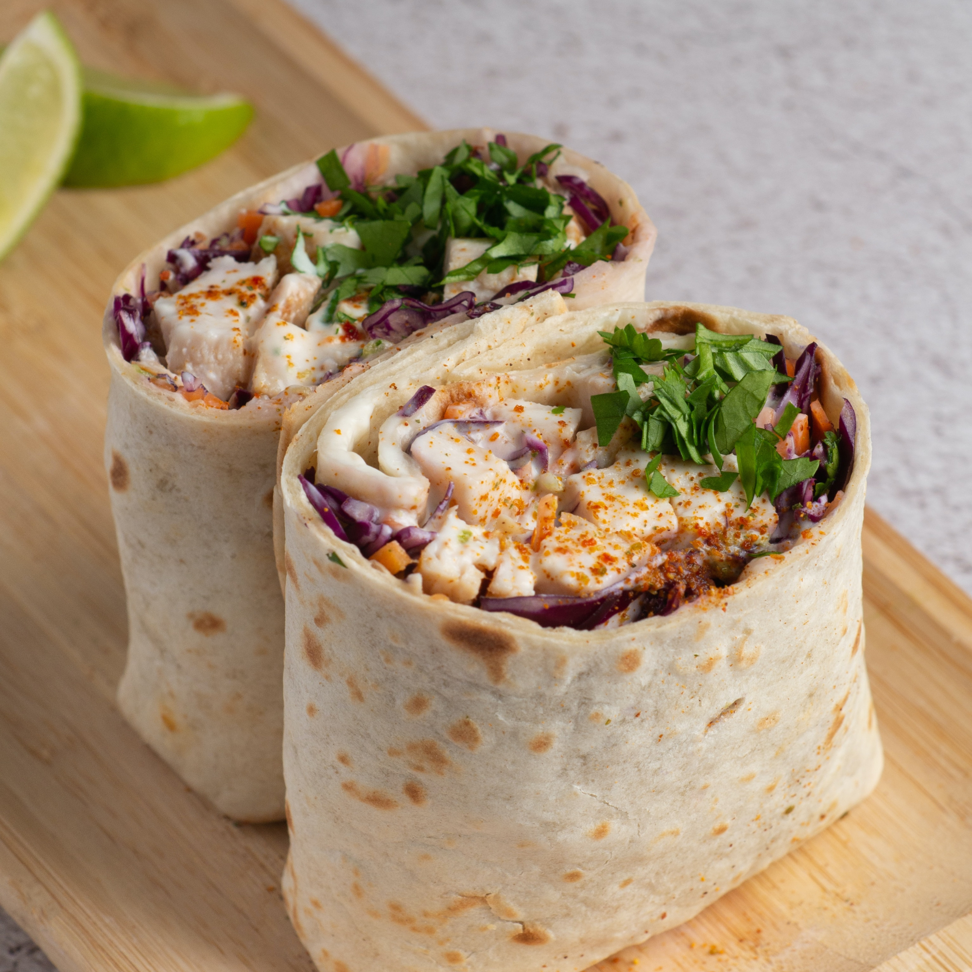Wrap complet au poulet tandoori, sauce yaourt citronnée et épinards frais