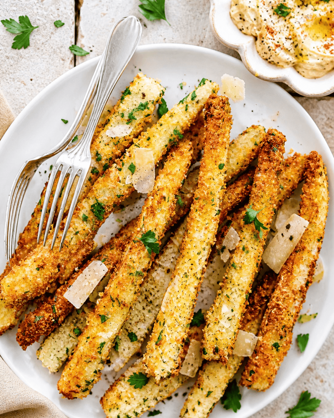 Asperges vertes panées au parmesan et croustillantes au four.