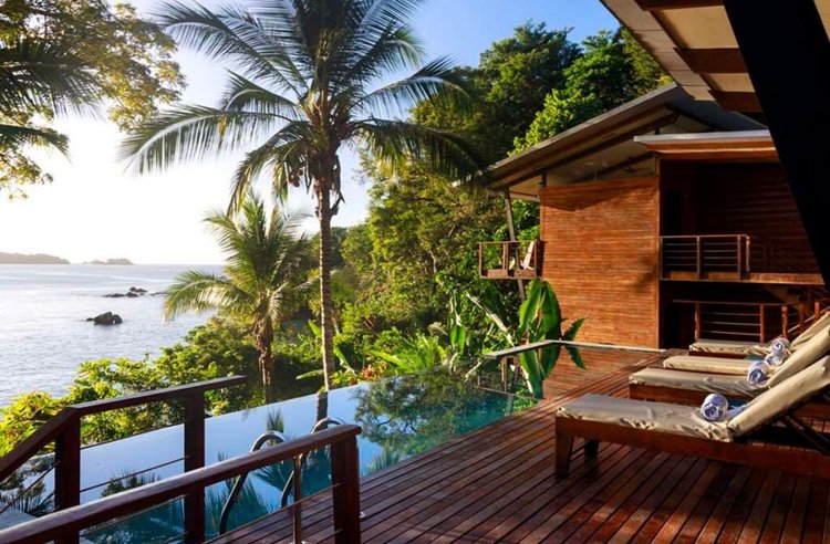 Infinity pool overlooking the Pacific at Isla Palenque