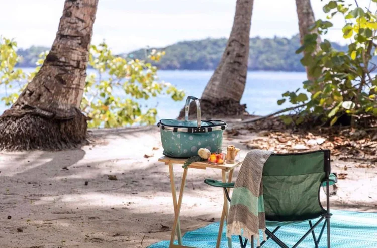 Beach picnic at Isla Palenque