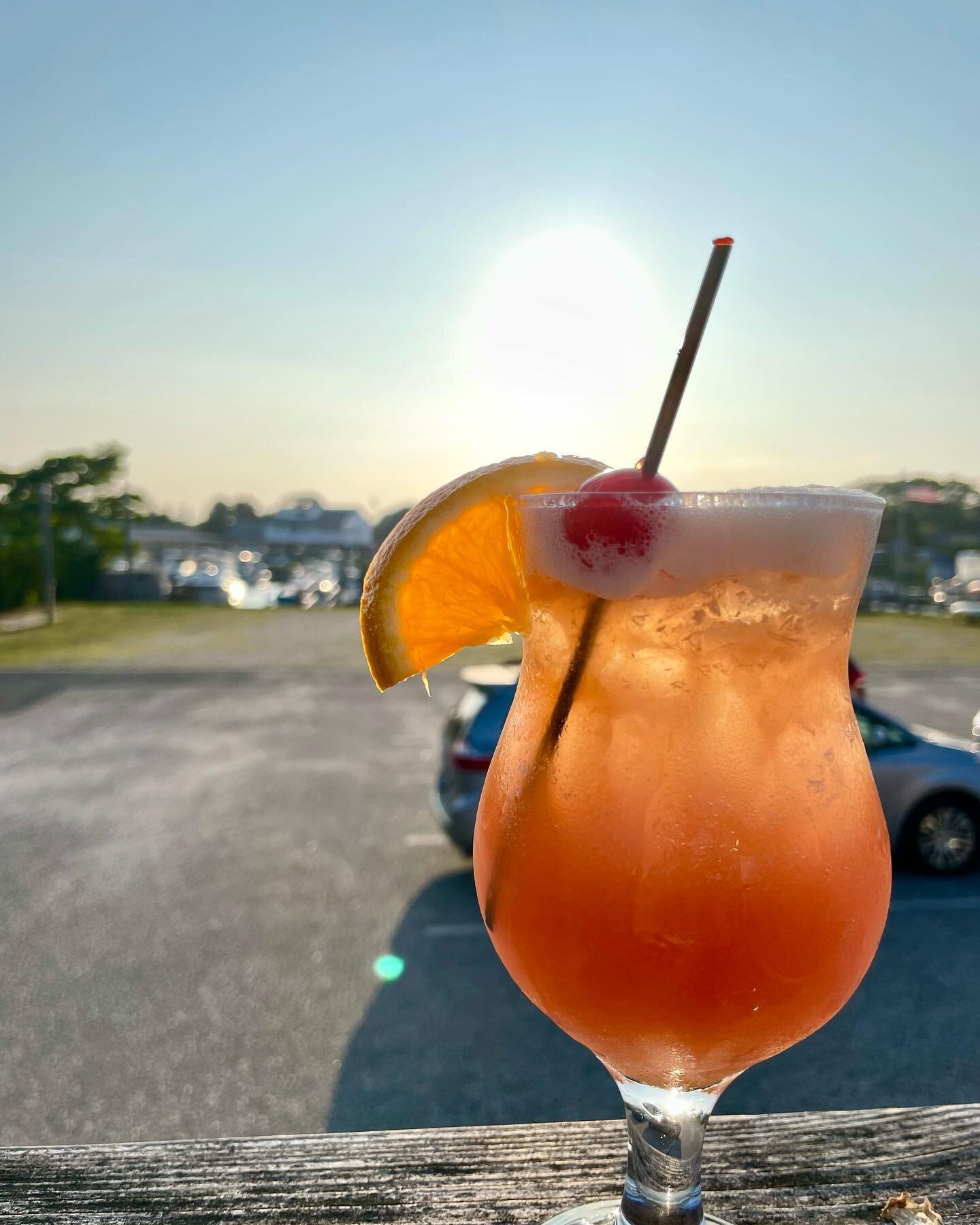 Happy Fourth of July weekend! #fourthofjulyweekend 

Our Snack Shack - Fins to Go - is now open for take out everything AND we are open for lunch too! Stop by for a REFRESHING cocktail or stop by to grab something tasty on your way to the beach - eit