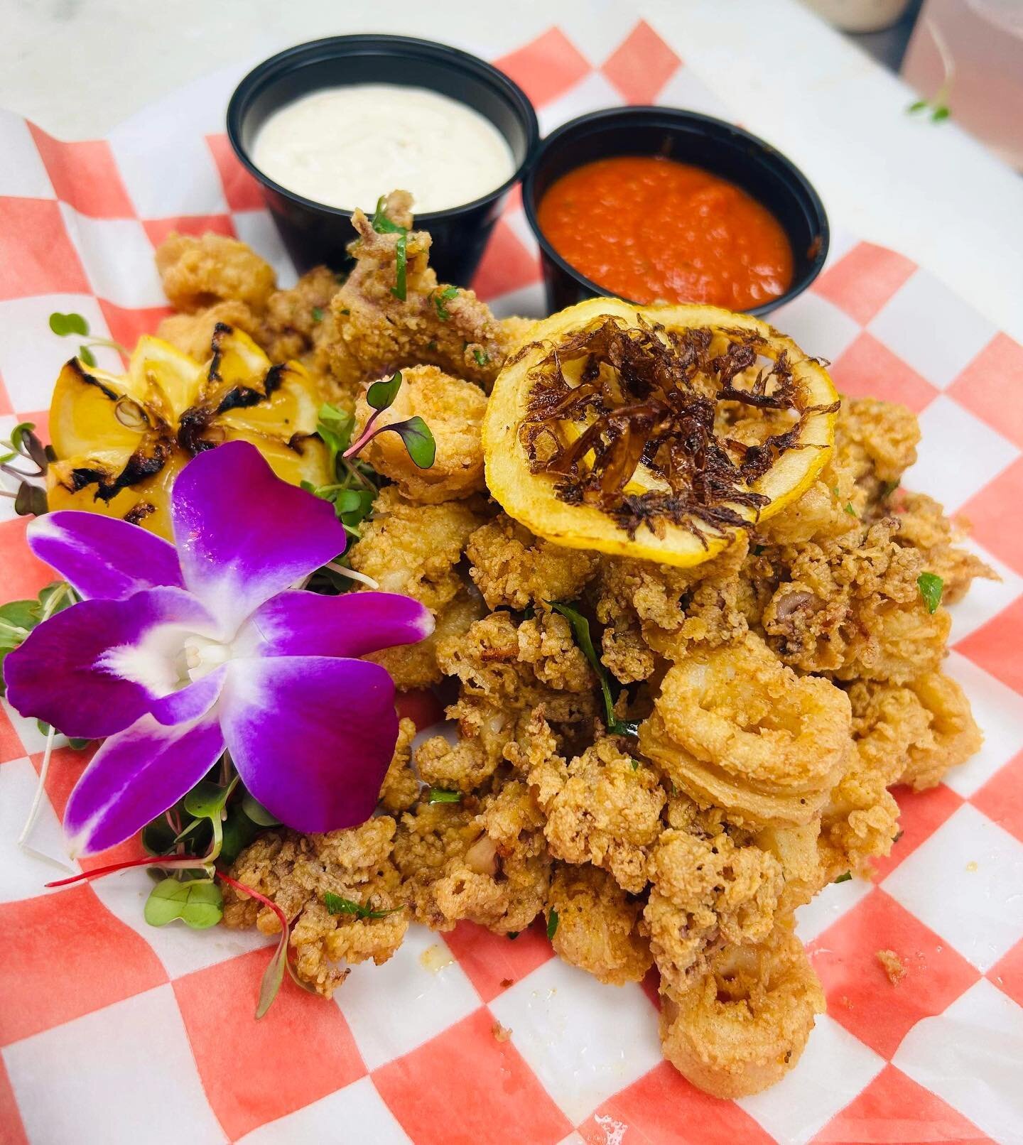 Our Fried Calamari is to die for &mdash; perfectly crisp and full of flavor 🦑 🌊

We will have live music from Tom Hood and the Tropical Sons this Friday, Saturday &amp; Sunday. Come join for the Fourth of July Weekend! 🇺🇸🎶

#hamptonbays #thehamp