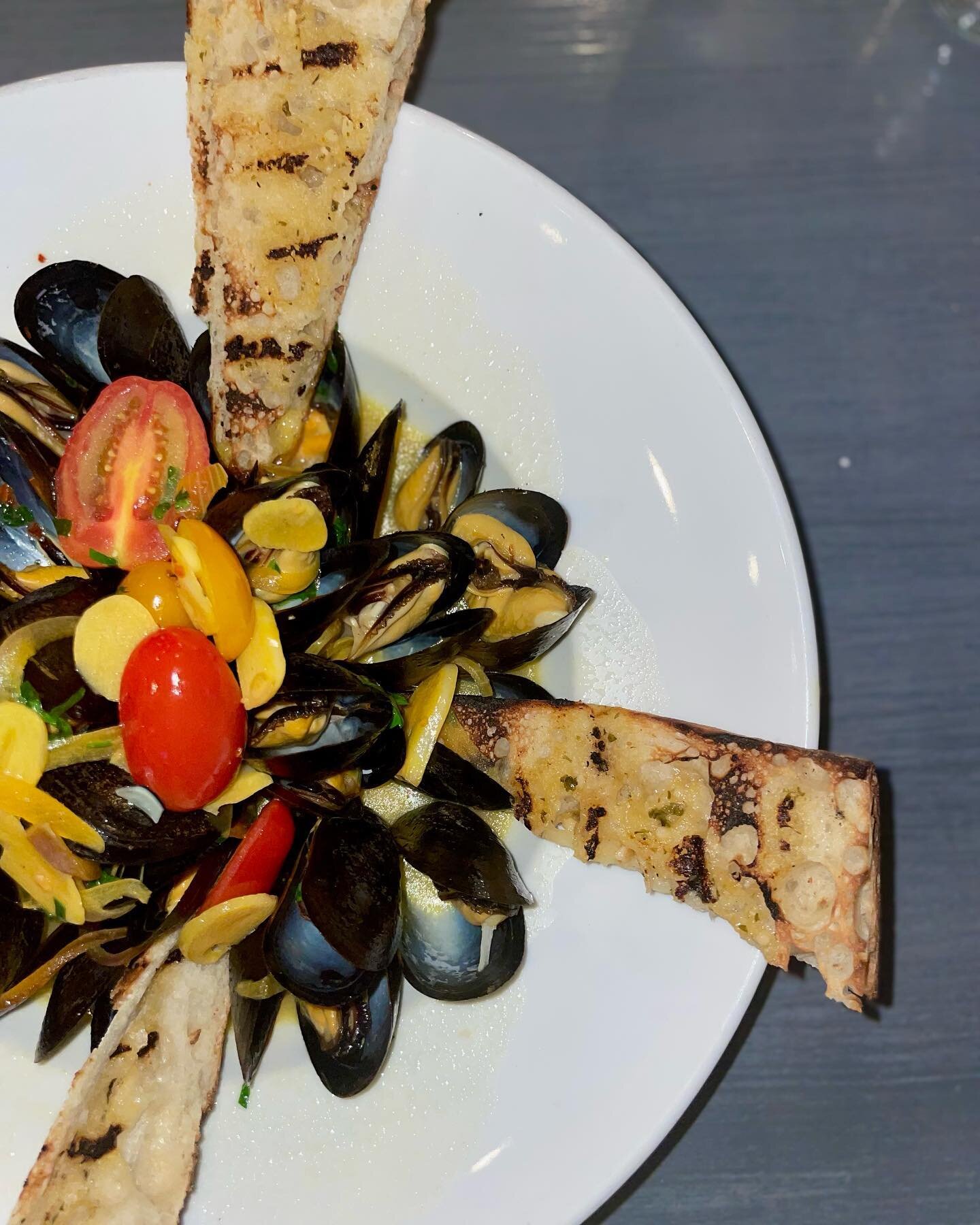Our fresh PEI Mussels in our White Wine Butter Sauce will leave you wanting another order. 🤤

Be on the lookout &mdash; our finished menu and website are dropping soon! 

#thehamptons #hamptonbays #finsandforks #freshseafood #southampton #longisland