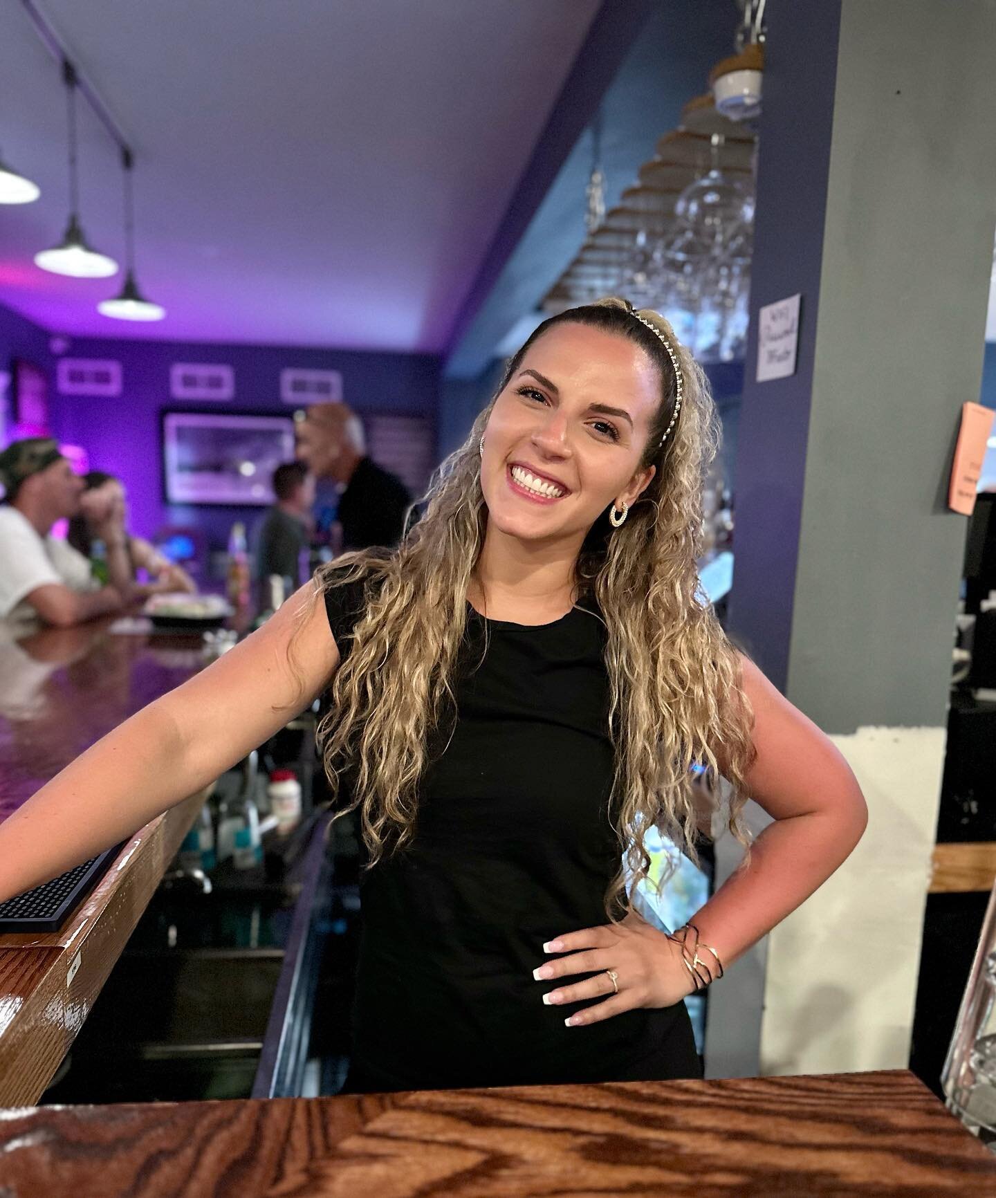 Like I said&hellip;always a smile to greet you at Fins&amp;Forks! Come in and meet the lovely Maria one of our very talented servers/bartenders! 🍸🍹🥂☀️ 

#server #bartender #hamptonbays #westhampton #eastquogue #summerdining @maria_andrade9