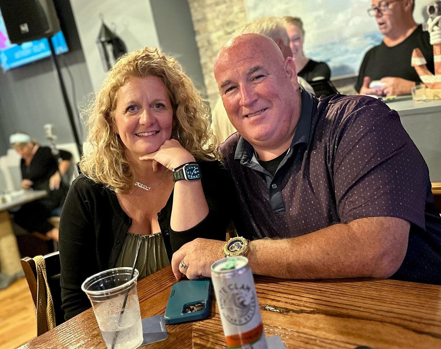 Thank you Patty &amp; Sean for coming in! It was so great catching up with you Patty! 
Mom &amp; Dad DellaRocca are such great supporters of Fins &amp; Forks&hellip;we are very grateful! ☀️
#friends #hamptonbays #summer #eastquogue