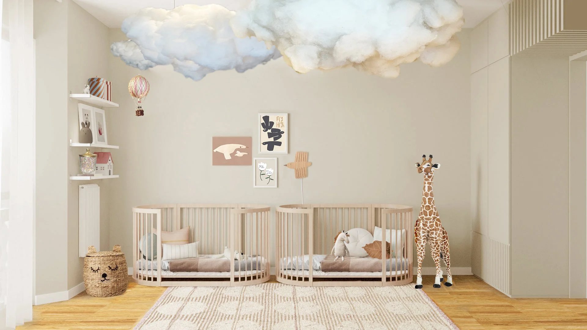 Nursery per gemelle con due lettini evolutivi, installazione di nuvole sospese e palette neutra.