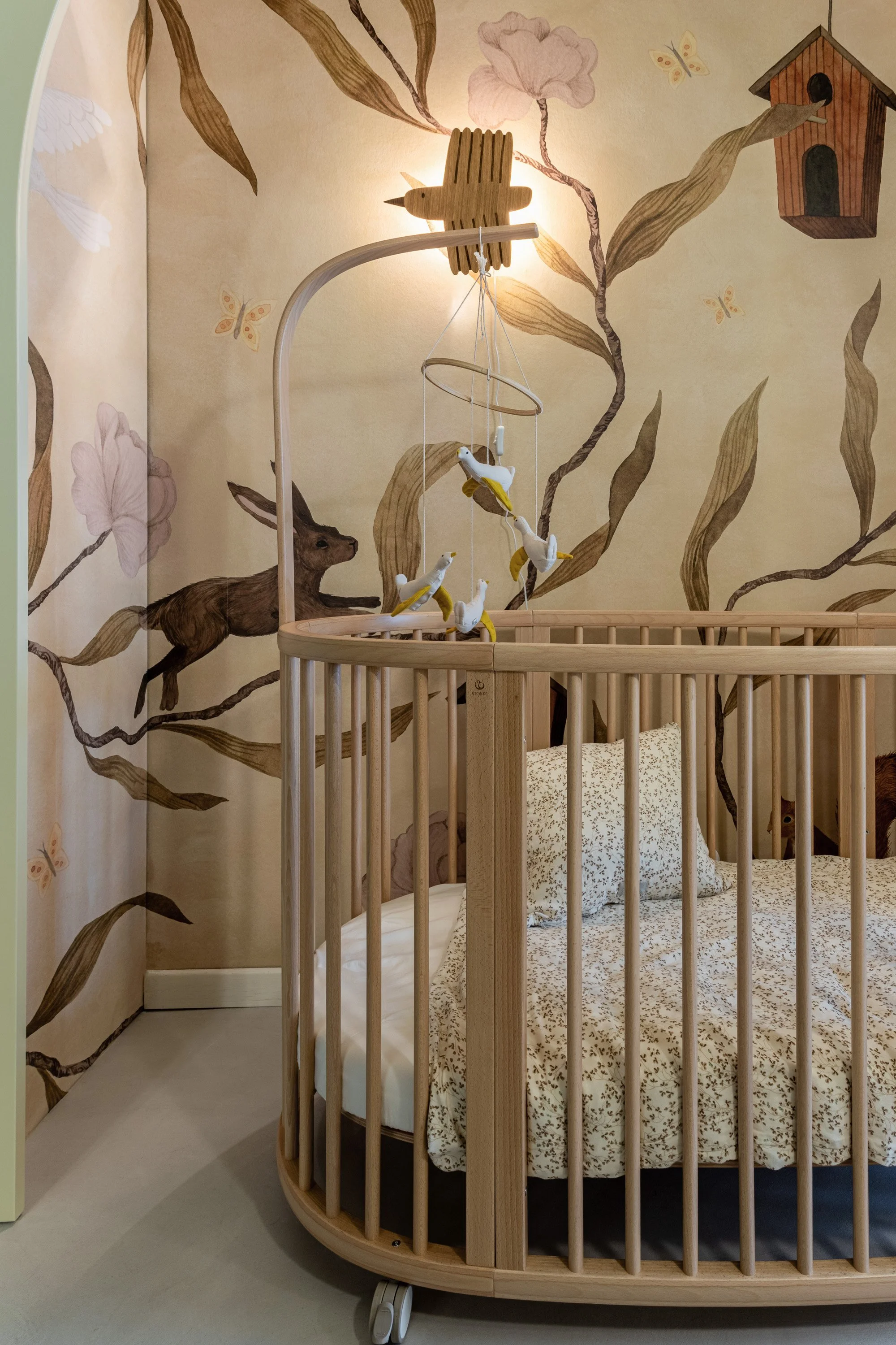 oimini-design-nursery-round-crib-wallpaper-05.jpg